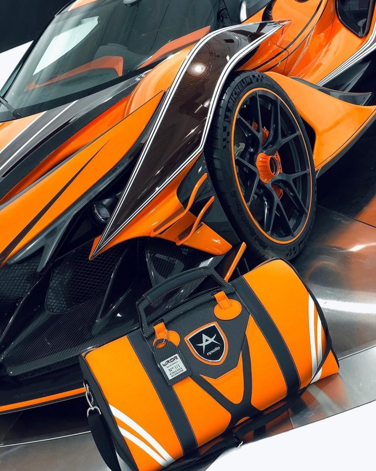 Bộ phụ kiện đi kèm theo xe cũng rất cá tính với cách phối màu Bộ phụ kiện đi kèm theo xe cũng rất cá tính với cách phối màu tông xuyệt tông với ngoại thất của chiếc siêu xe Apollo Intensa Emozione Orange Dragon này.