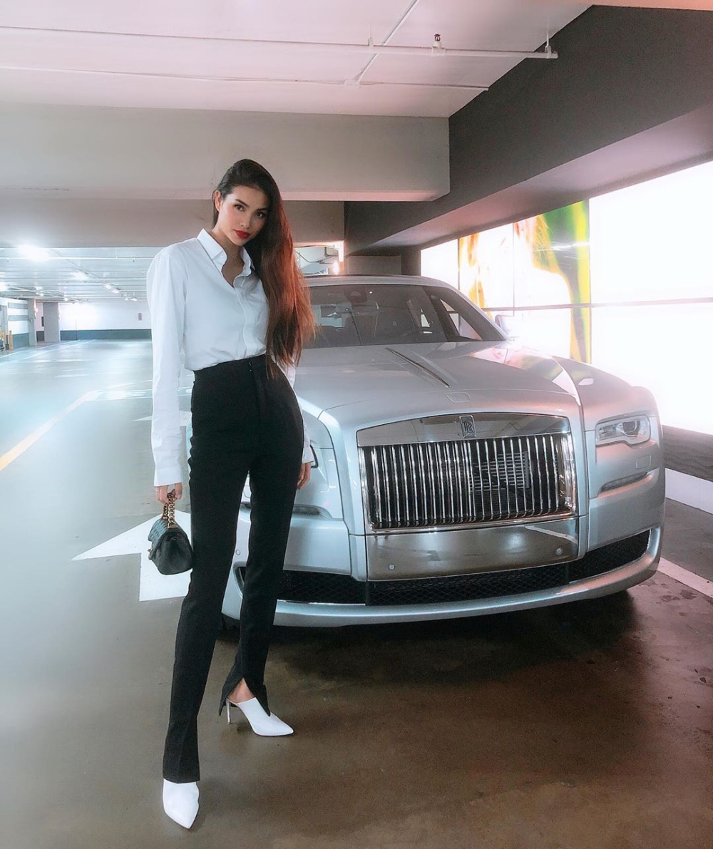 Tông đen-trắng của Phạm Hương đọ dáng cùng tông bạc của chiếc xe siêu sang Rolls-Royce Ghost Series II Tông đen-trắng của Phạm Hương đọ dáng cùng tông bạc của chiếc xe siêu sang Rolls-Royce Ghost Series II