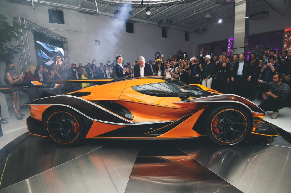 Hãng Apollo cho hay, bí quyết để Hãng Apollo cho hay, bí quyết để giảm cân cho siêu xe triệu USD Intensa Emozione nằm ở bộ khung liền thân bằng sợi carbon nhẹ. Thêm vào đó là hệ thống treo lấy cảm hứng từ xe đua và hệ thống phanh carbon-gốm do hãng Brembo sản xuất.