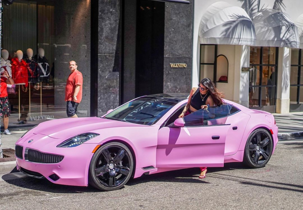 Ngoài siêu xe mui trần Lamborghini Huracan LP580-2 Spyder màu xanh nóng bỏng, Hoa hậu Phạm Hương còn hay khoe dáng cùng mẫu xe Fisker Karma với bộ cánh dán đề-can màu hồng rất nữ tính. Nguyên bản chiếc xe này có màu đen. Ngoài siêu xe mui trần Lamborghini Huracan LP580-2 Spyder màu xanh nóng bỏng, Hoa hậu Phạm Hương còn hay khoe dáng cùng mẫu xe Fisker Karma với bộ cánh dán đề-can màu hồng rất nữ tính. Nguyên bản chiếc xe này có màu đen.
