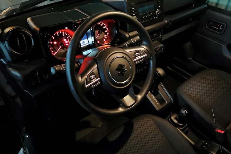 Nội thất của chiếc Suzuki Jimny mới được khui công Nội thất của chiếc Suzuki Jimny mới được khui công