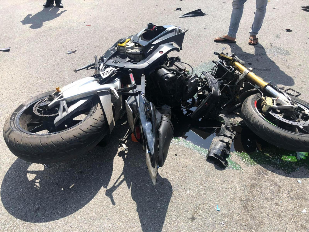 Chiếc BMW S1000RR gãy gục phần khung cổ, chảy nhớt do vỡ bưởng máy Chiếc BMW S1000RR gãy gục phần khung cổ, chảy nhớt do vỡ bưởng máy