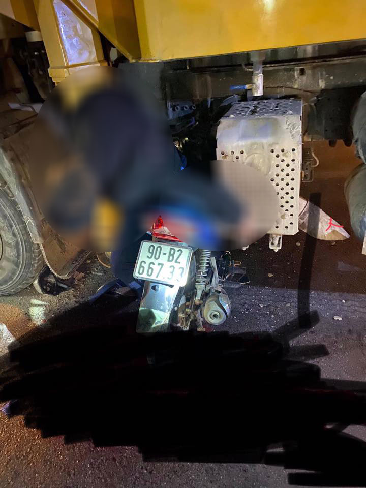 Người đ&agrave;n &ocirc;ng tử vong tr&ecirc;n y&ecirc;n xe m&aacute;y sau vụ tai nạn