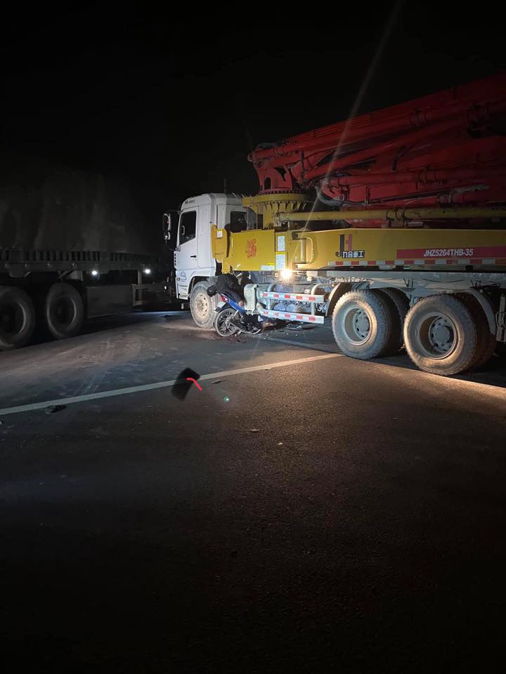 Chiếc xe m&aacute;y t&ocirc;ng v&agrave;o sườn tr&aacute;i của chiếc xe bơm b&ecirc; t&ocirc;ng