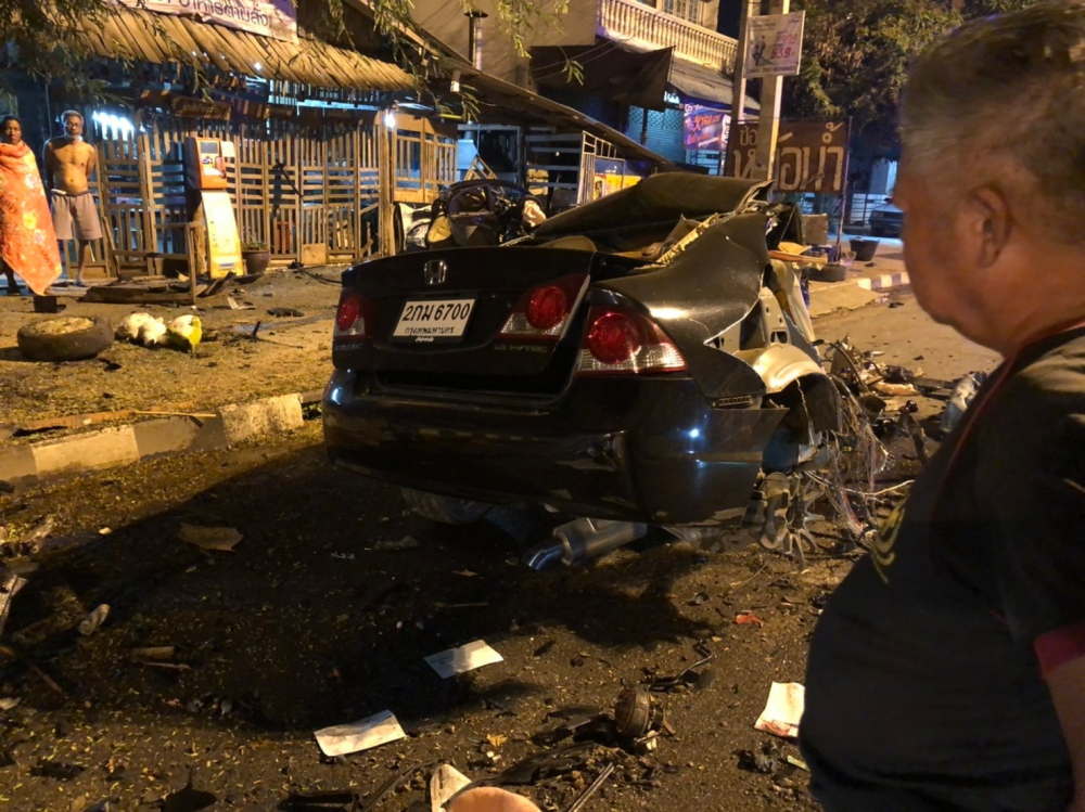 Việc người lái chiếc Honda Civic chỉ bị thương nhẹ khiến nhiều cư dân mạng không thể tin được Việc người lái chiếc Honda Civic chỉ bị thương nhẹ khiến nhiều cư dân mạng không thể tin được