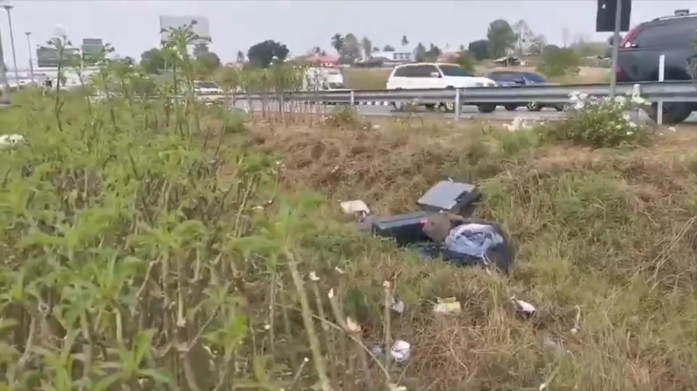 Hành lý của 8 du khách nằm vương vãi trên bãi cỏ Hành lý của 8 du khách nằm vương vãi trên bãi cỏ
