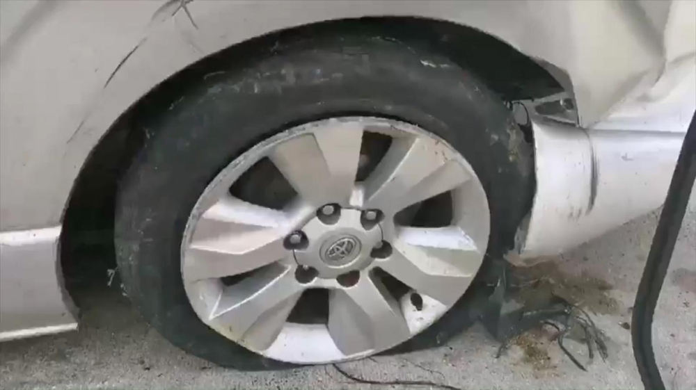 Chiếc minivan bị nổ lốp sau bên trái Chiếc minivan bị nổ lốp sau bên trái