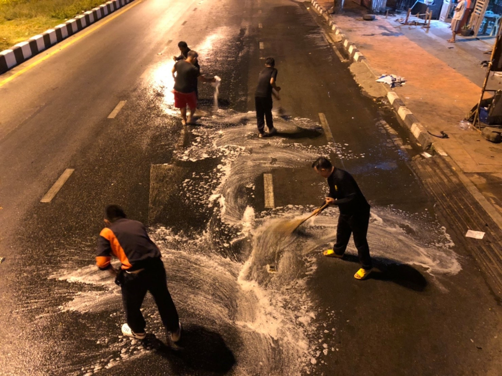 Lực lượng cứu hỏa dọn dẹp vết dầu loang trên đường Lực lượng cứu hỏa dọn dẹp vết dầu loang trên đường