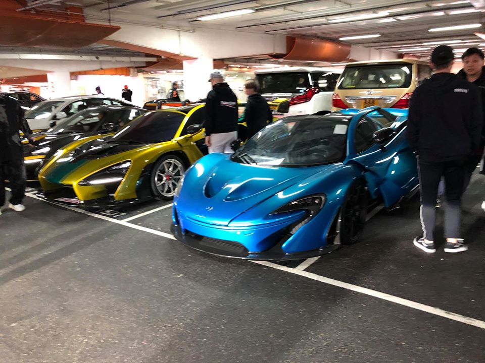 McLaren P1 m&agrave;u xanh nước biển. Chỉ c&oacute; 375 chiếc McLaren P1 được sản xuất tr&ecirc;n thế giới. Kế b&ecirc;n l&agrave; 1 trong 6 chiếc McLaren Senna xuất hiện tại sự kiện mừng năm mới ở Hồng K&ocirc;ng
