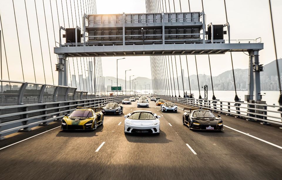 McLaren GT ở giữa v&agrave; hai bi&ecirc;n l&agrave; McLaren Senna