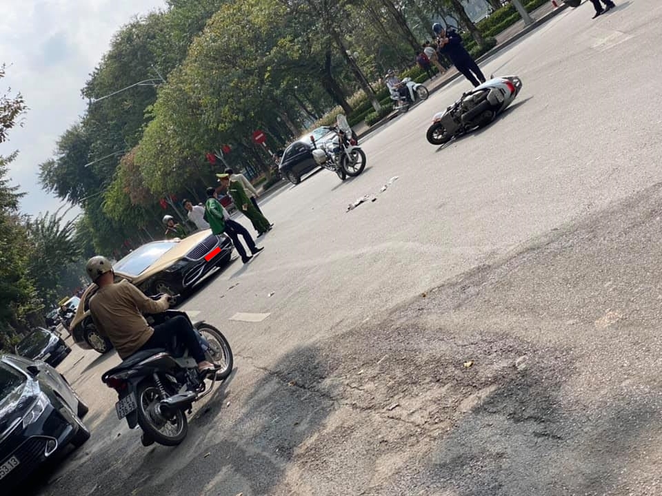 Hiện trường vụ tai nạn của Honda Lead và xe siêu sang Mercedes-Maybach S-Class Hiện trường vụ tai nạn của Honda Lead và xe siêu sang Mercedes-Maybach S-Class