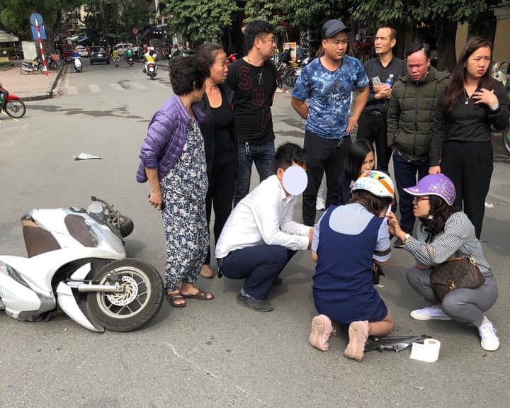 Người dân hỏi thăm sức khoẻ người phụ nữ chạy Honda Lead Người dân hỏi thăm sức khoẻ người phụ nữ chạy Honda Lead