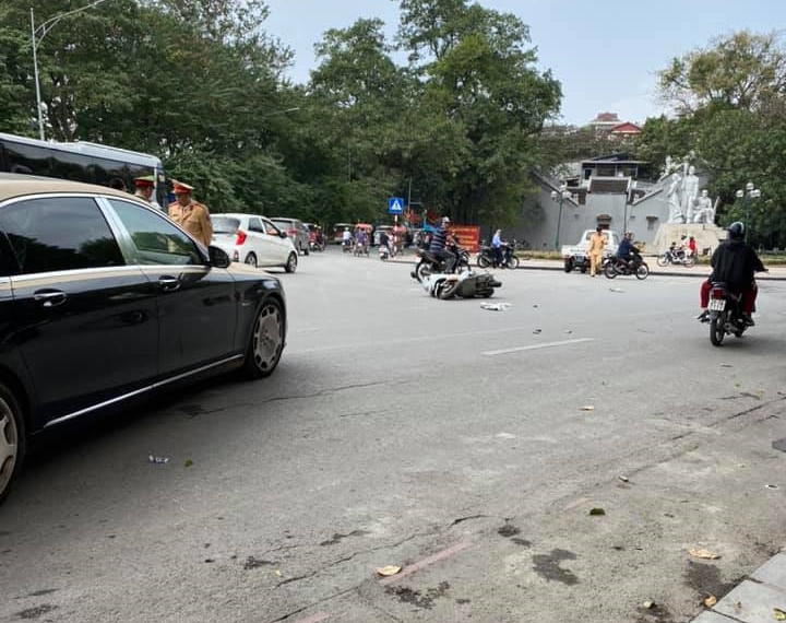 Khi chiếc xe siêu sang Mercedes-Maybach S-Class nhập làn để di chuyển đã xảy ra va chạm với xe Honda Lead do một phụ nữ điều khiển Khi chiếc xe siêu sang Mercedes-Maybach S-Class nhập làn để di chuyển đã xảy ra va chạm với xe Honda Lead do một phụ nữ điều khiển