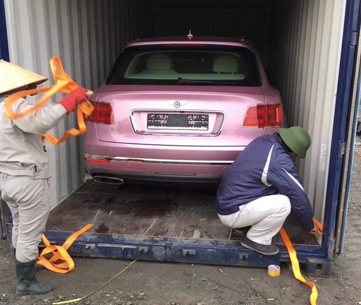 Bentley Bentayga m&agrave;u hồng c&oacute; 1 kh&ocirc;ng 2 tại Việt Nam về nước ăn Tết Nguy&ecirc;n đ&aacute;n