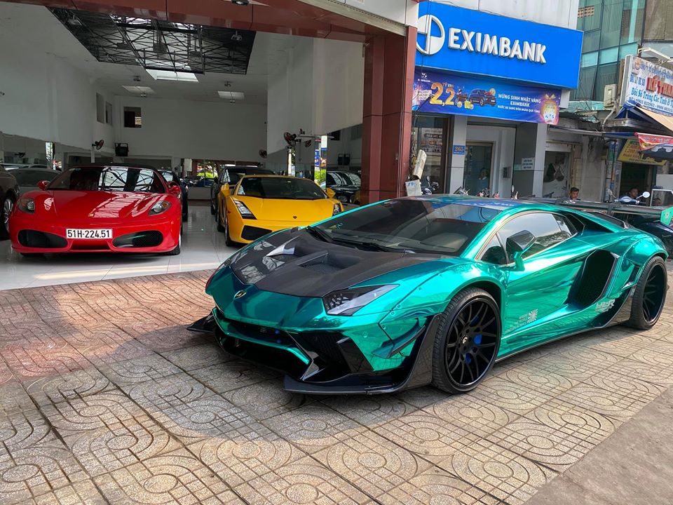 Si&ecirc;u xe Lamborghini Aventador Limited Edition 50 độc nhất Việt Nam l&uacute;c c&ograve;n bộ &aacute;o xanh lam cr&ocirc;m