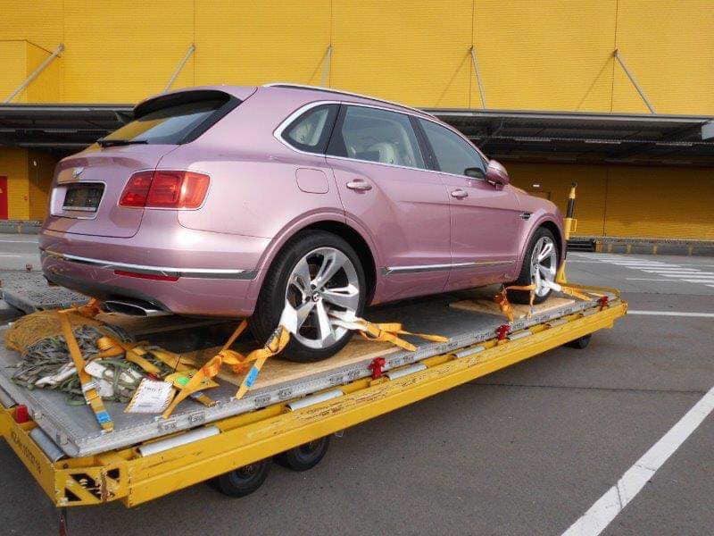 Ống xả Oval cho biết chiếc Bentley Bentayga m&agrave;u hồng mới về Việt Nam thuộc bản W12