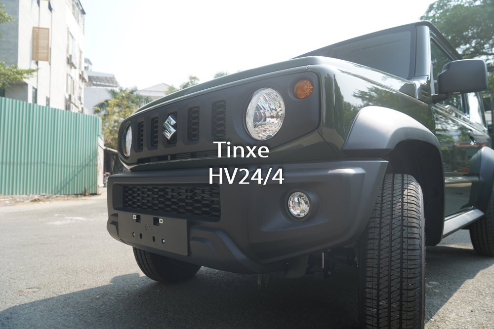 C&aacute;c trang bị nổi bật c&oacute; tr&ecirc;n chiếc Suzuki Jimny thế hệ thứ 4 với gi&aacute; tr&ecirc;n 1,4 tỷ đồng trong b&agrave;i viết n&agrave;y bao gồm ngoại thất xe sơn m&agrave;u xanh r&ecirc;u Solid Jungle Green kết hợp c&ugrave;ng c&aacute;c chi tiết kh&aacute;c được sơn đen như lưới tản nhiệt, cản va trước, c&aacute;c hốc gi&oacute;, cản va sau, m&acirc;m xe hay lốp dự ph&ograve;ng. Logo chữ S ph&iacute;a trước đầu xe hay d&ograve;ng chữ Suzuki v&agrave; Jimny ph&iacute;a sau xe được mạ cr&ocirc;m s&aacute;ng b&oacute;ng