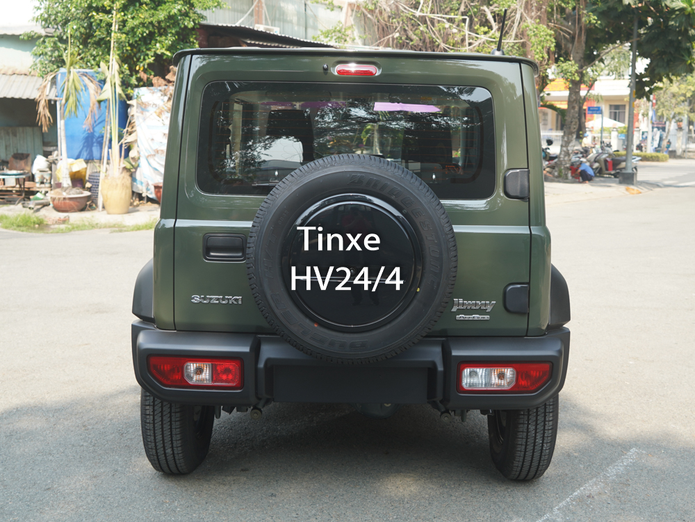 Thiết kế của Suzuki Jimny 2020 theo trường ph&aacute;i vu&ocirc;ng vức, v&igrave; thế c&oacute; kh&ocirc;ng &iacute;t người chơi xe gọi đ&ugrave;a đ&acirc;y l&agrave; mẫu xe &ldquo;Tiểu Mercedes-Benz G-Class&rdquo;