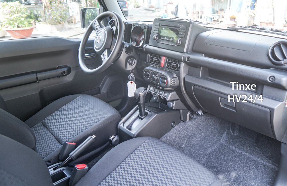 Ghế ngồi của Suzuki Jimny thế hệ thứ 4 đầu ti&ecirc;n về Việt Nam bọc nỉ v&agrave; chỉnh tay to&agrave;n bộ. Khu vực điều khiển hệ thống điều h&ograve;a tự động một v&ugrave;ng l&agrave; c&aacute;c n&uacute;m xoay truyền thống, trong khi ngay b&ecirc;n dưới l&agrave; cụm n&uacute;t chỉnh n&acirc;ng/hạ k&iacute;nh được bố tr&iacute; như những chiếc Mercedes-Benz G-Class v&agrave; Land Rover Defender đời cũ.