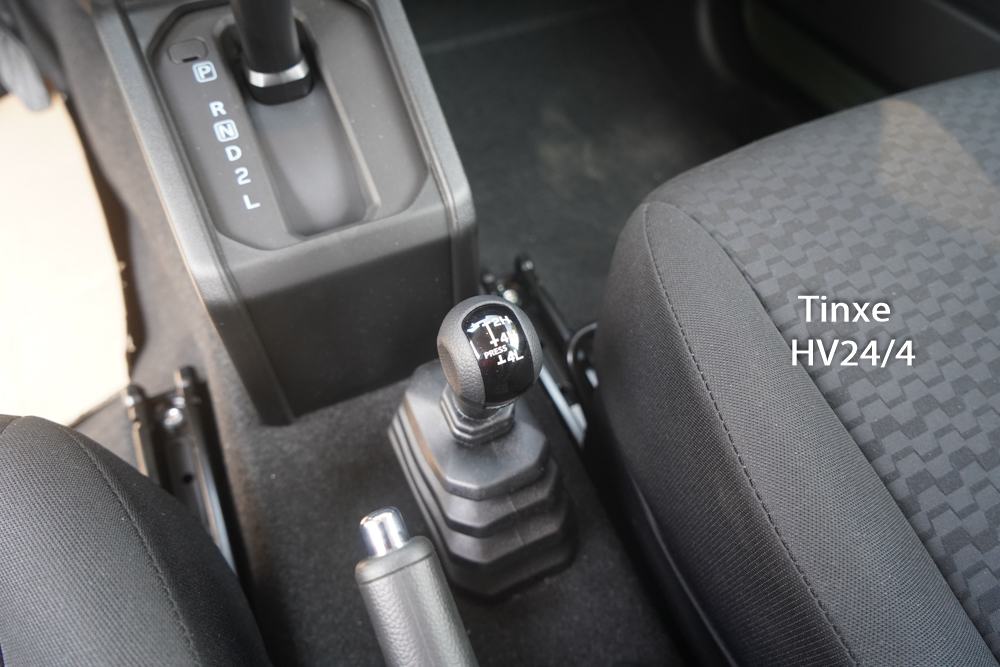  Động cơ kết hợp với hộp số tự động 4 cấp v&agrave; hệ truyền động dạng 4 b&aacute;nh c&oacute; t&ecirc;n Allgrip Pro AWD được ph&aacute;t triển bởi Suzuki, nhờ đ&oacute;, Suzuki Jimny thế hệ thứ 4 mới về Việt Nam c&oacute; khả năng chuyển đổi từ loại 2 cầu sang 1 cầu hoặc ngược lại một c&aacute;ch nhanh ch&oacute;ng. 