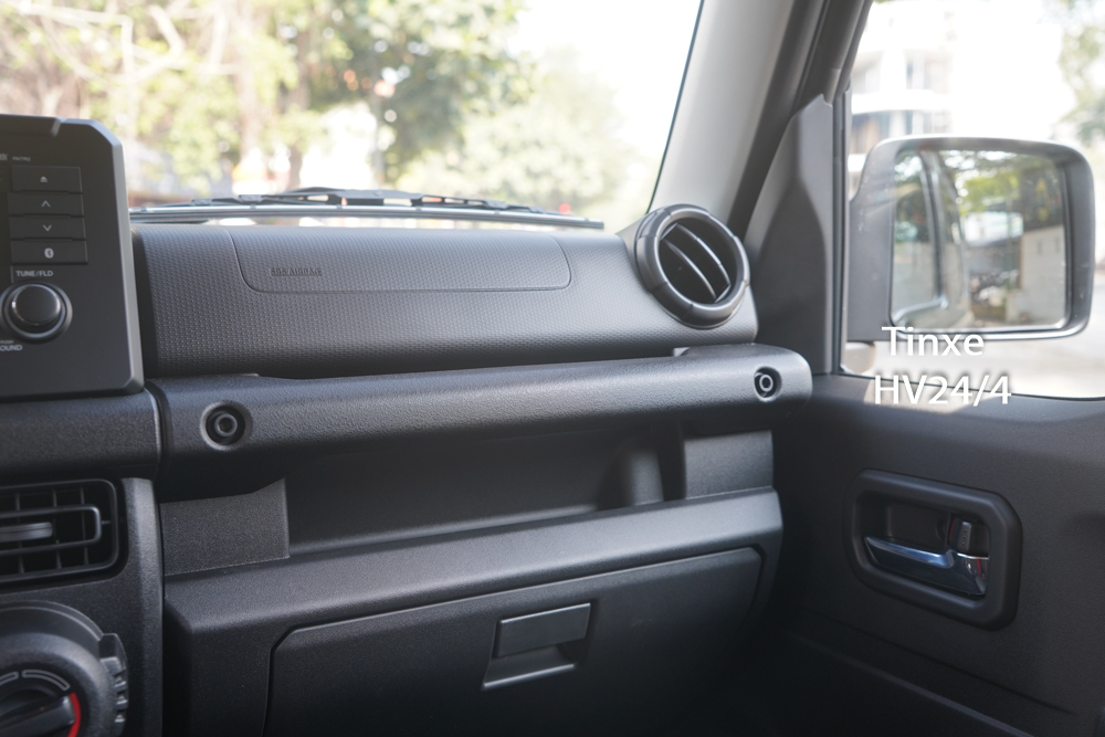 Bảng t&aacute;p-l&ocirc; của Suzuki Jimny thế hệ thứ 4 thiết kế vu&ocirc;ng vức, ph&iacute;a ngo&agrave;i c&ugrave;ng l&agrave; cửa gi&oacute; điều ho&agrave;.