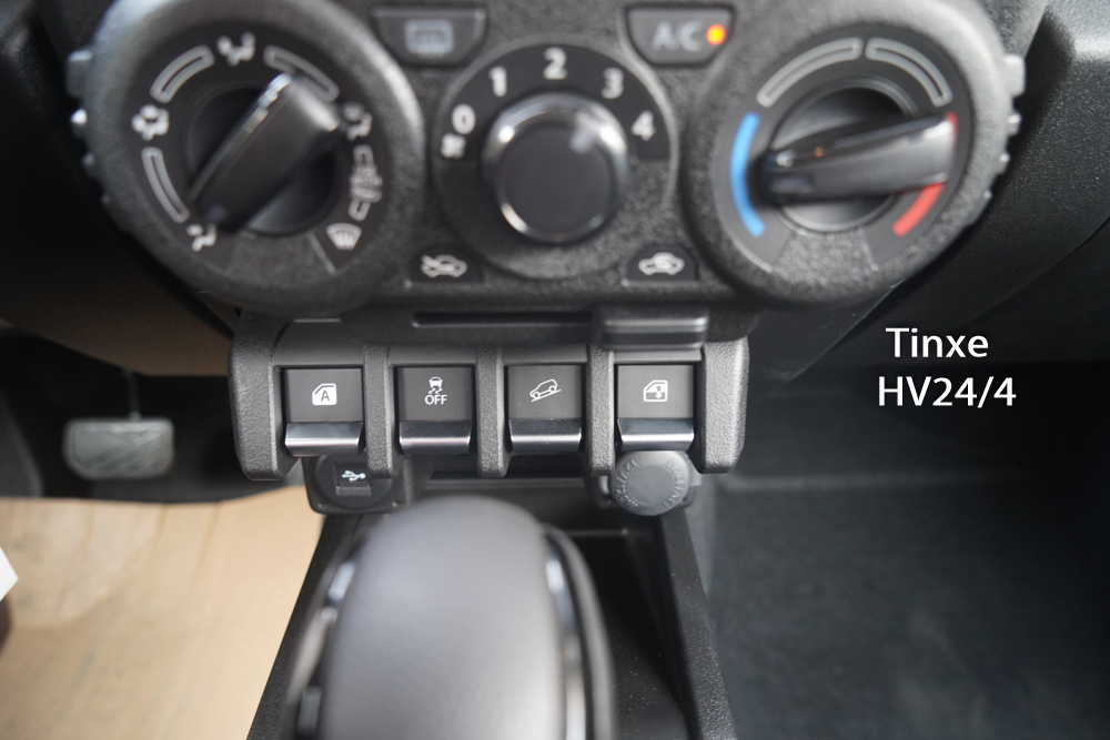 Khu vực điều khiển hệ thống điều h&ograve;a tự động một v&ugrave;ng tr&ecirc;n Suzuki Jimny 2020 l&agrave; c&aacute;c n&uacute;m xoay truyền thống, trong khi ngay b&ecirc;n dưới l&agrave; cụm n&uacute;t chỉnh n&acirc;ng/hạ k&iacute;nh được bố tr&iacute; như những chiếc Mercedes-Benz G-Class v&agrave; Land Rover Defender đời cũ. 