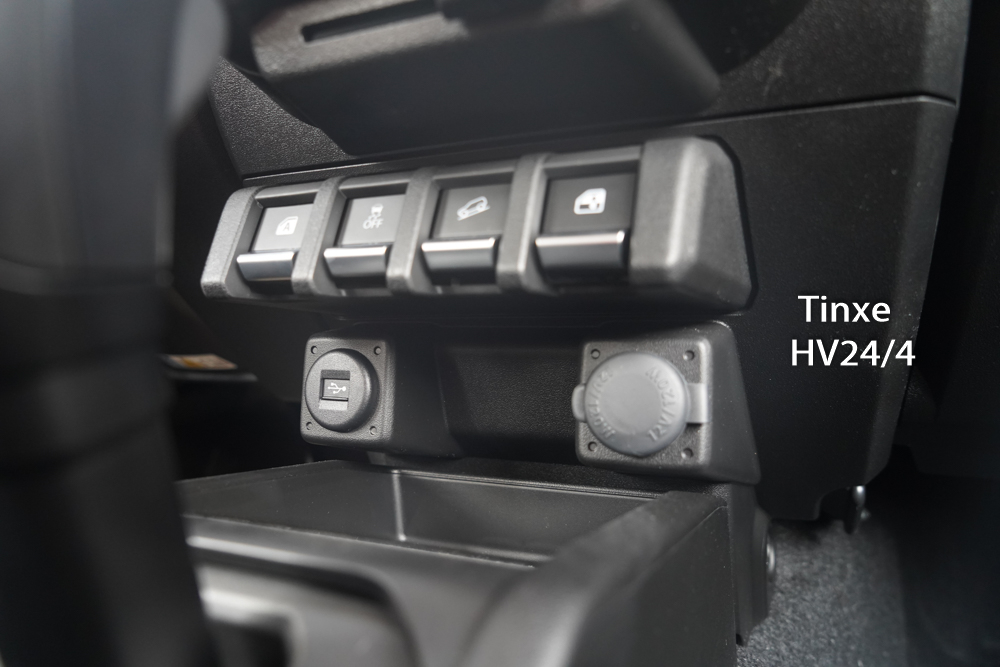 Cả hai chiếc xe Suzuki Jimny thế hệ mới nhập về Việt Nam đều c&oacute; nguồn gốc từ Đức n&ecirc;n xe c&ograve;n c&oacute; cả trang bị sưởi ghế trước. Ghế sau c&oacute; khả năng gập 50:50 để đ&aacute;p ứng nhu cầu chở đồ đạc, h&agrave;ng h&oacute;a khi cần thiết. Một số t&iacute;nh năng kh&aacute;c như cổng USB hay cổng sạc 12V cũng c&oacute; tr&ecirc;n chiếc Suzuki Jimny 2020 đầu ti&ecirc;n về Việt Nam.