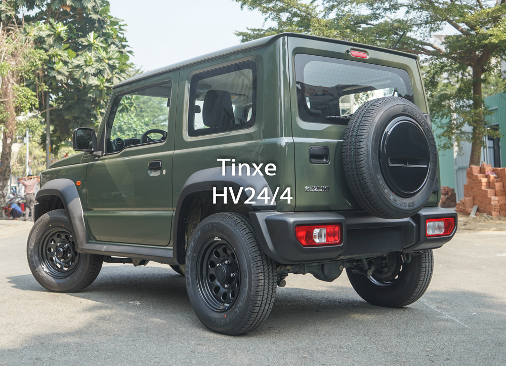 Trong số hai chiếc Suzuki Jimny 2020 về Việt Nam trước Tết Nguy&ecirc;n đ&aacute;n c&oacute; một xe sở hữu m&agrave;u sơn xanh qu&acirc;n đội rất hầm hố v&agrave; c&aacute; t&iacute;nh.