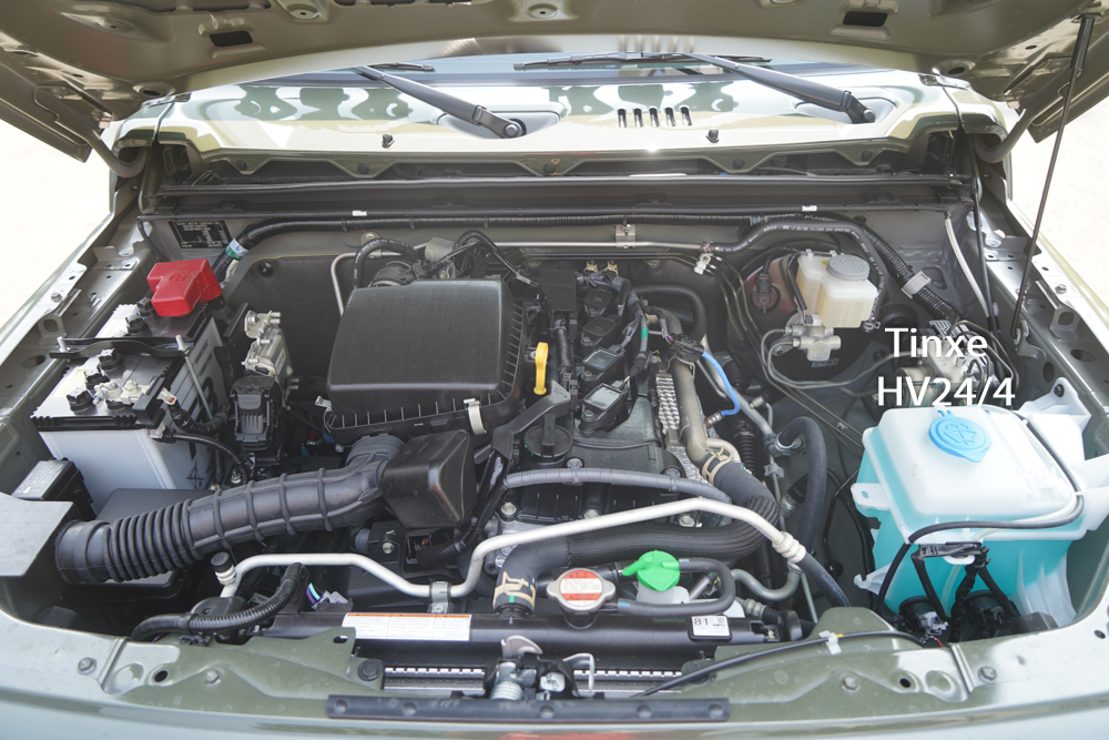  B&ecirc;n dưới nắp cap&ocirc; của Suzuki Jimny thế hệ mới được trang bị động cơ xăng 4 xi-lanh, dung t&iacute;ch 1.5 l&iacute;t, sản sinh c&ocirc;ng suất tối đa 100 m&atilde; lực tại v&ograve;ng tua m&aacute;y 6.000 v&ograve;ng/ph&uacute;t v&agrave; m&ocirc;-men xoắn cực đại đạt mức 129 Nm tại 4.000 v&ograve;ng/ph&uacute;t. 