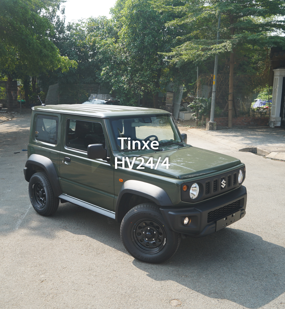 Chiều d&agrave;i cơ sở của Suzuki Jimny thế hệ thứ 4 l&agrave; 2.250 mm v&agrave; khoảng s&aacute;ng gầm xe đạt 210 mm. Khối lượng xe &ldquo;Tiểu Mercedes-Benz G-Class&rdquo; dao động từ 1.080 &ndash; 1.110 kg.