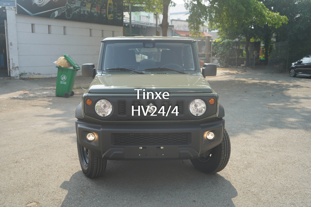 Mercedes-Benz G-Class l&agrave; d&ograve;ng xe SUV địa h&igrave;nh rất được nh&agrave; gi&agrave;u Việt ưa chuộng, nhưng mức gi&aacute; b&aacute;n của một chiếc Mercedes-Benz G-Class như G63 AMG th&igrave; kh&ocirc;ng phải d&agrave;nh cho số đ&ocirc;ng v&igrave; tr&ecirc;n 10 tỷ đồng. Cũng ch&iacute;nh v&igrave; thế m&agrave; sự xuất hiện của hai chiếc Suzuki Jimny 2020 bất ngờ về Việt Nam trước Tết Nguy&ecirc;n đ&aacute;n đ&atilde; nhận kh&ocirc;ng &iacute;t sự quan t&acirc;m của giới chơi xe trong khắp cả nước.
