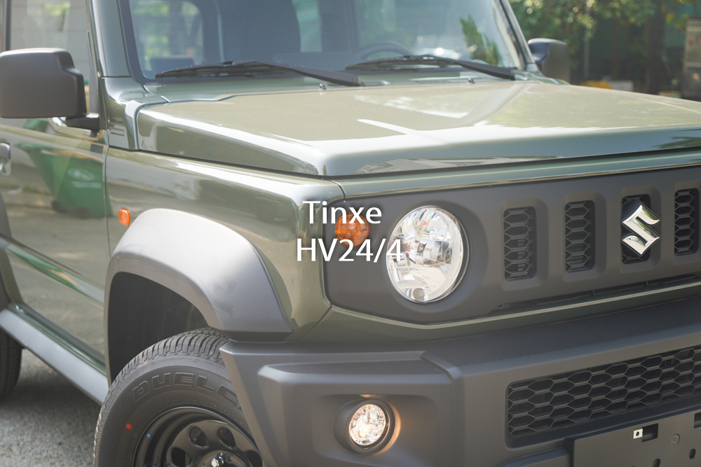 Suzuki Jimny thế hệ thứ 4 đầu ti&ecirc;n về Việt Nam sử dụng hệ thống đ&egrave;n chiếu s&aacute;ng halogen, ph&iacute;a dưới l&agrave; đ&egrave;n sương m&ugrave;. Cụm đ&egrave;n pha của &ldquo;Tiểu Mercedes-Benz G-Class&rdquo;, xi-nhan hay sương m&ugrave; đều c&oacute; dạng tr&ograve;n cổ điển.