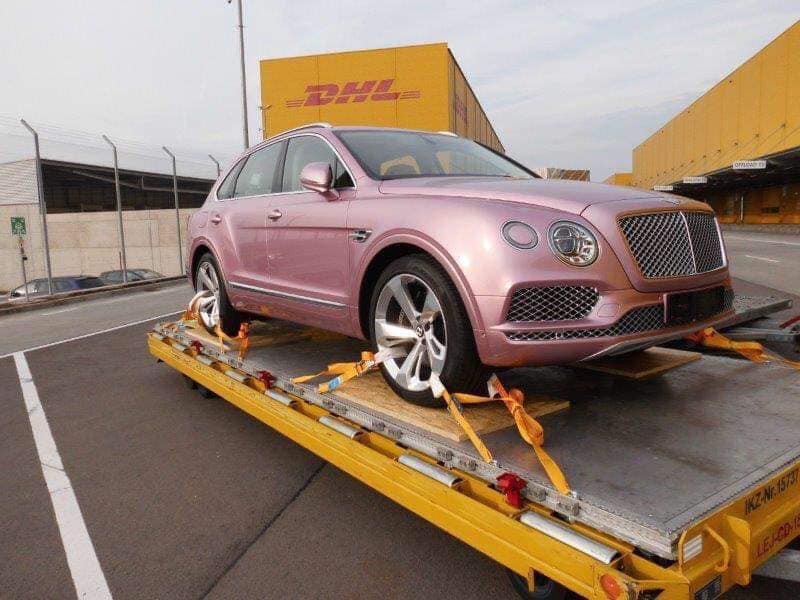 C&aacute;ch đ&acirc;y một năm, chiếc Bentley Bentayga m&agrave;u hồng đ&atilde; được tiết lộ sẽ sớm c&oacute; mặt ở Việt Nam