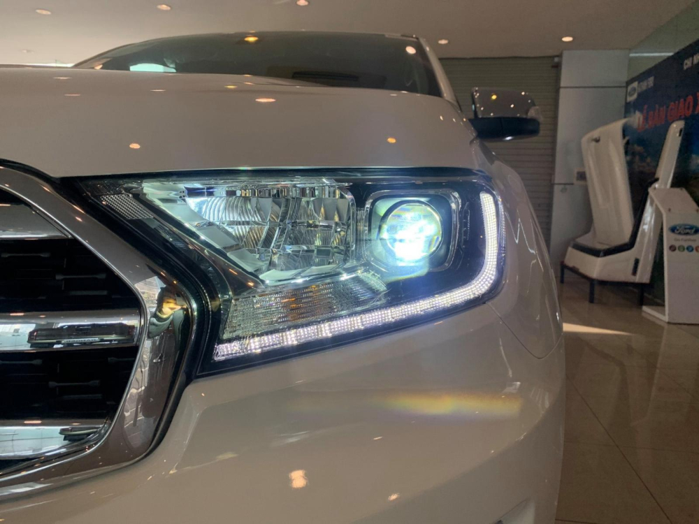 Ford Everest 2020 cũng được n&acirc;ng cấp l&ecirc;n đ&egrave;n chiếu sang bi-LED ở 2 phi&ecirc;n bản Titanium