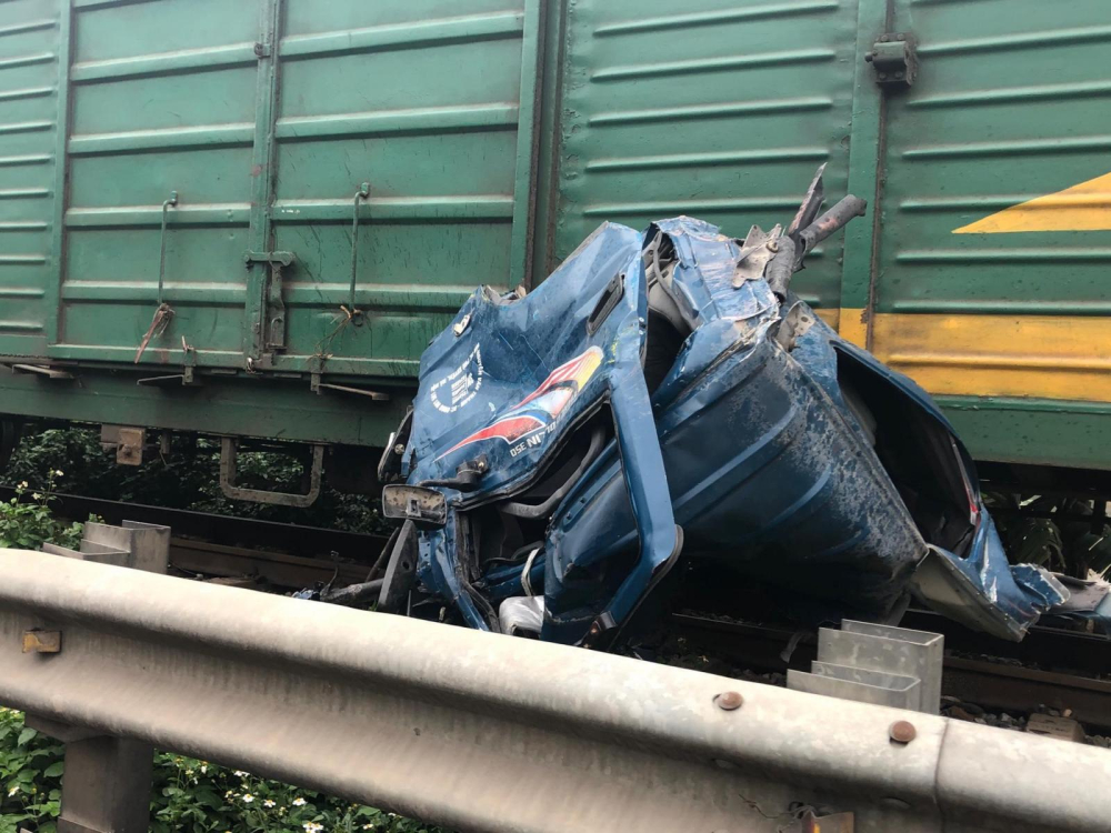 Chiếc xe tải sau vụ va chạm với t&agrave;u hỏa bị v&ograve; n&aacute;t tại Ph&uacute; Xuy&ecirc;n, H&agrave; Nội