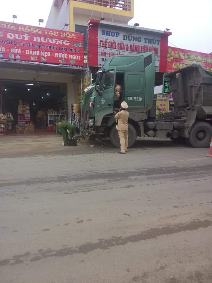 Lực lượng chức năng có mặt tại hiện trường vụ tai nạn Lực lượng chức năng có mặt tại hiện trường vụ tai nạn