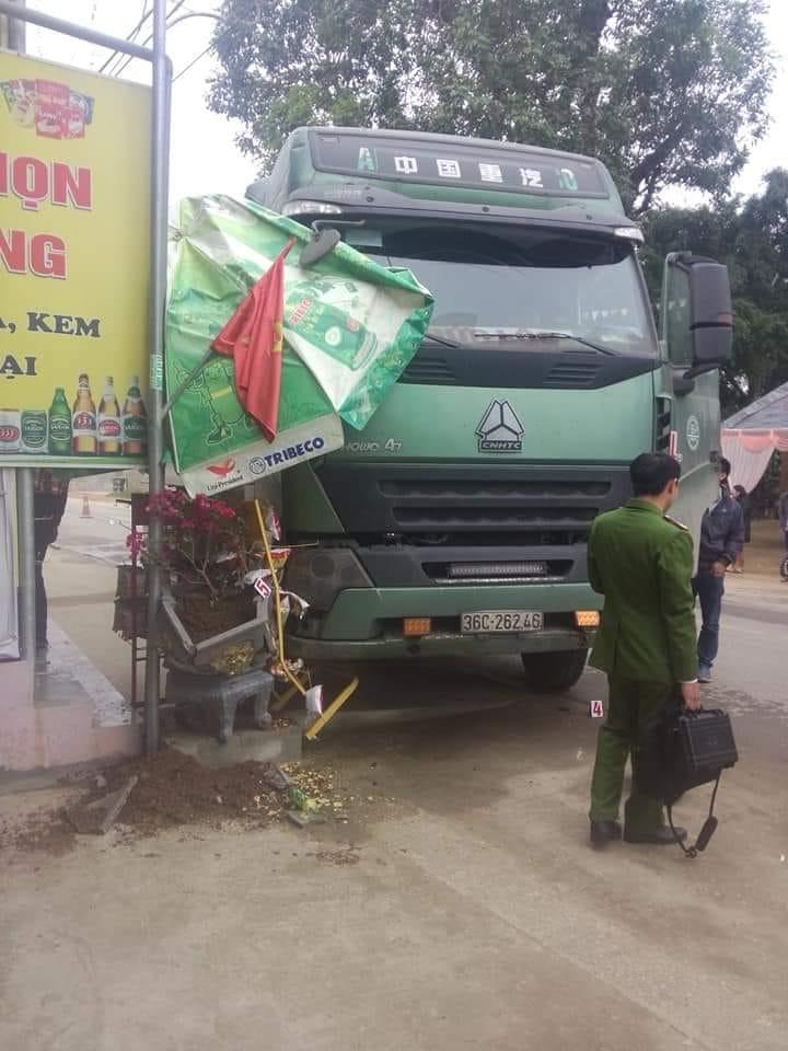 Chiếc xe ben tại hiện trường vụ tai nạn Chiếc xe ben tại hiện trường vụ tai nạn