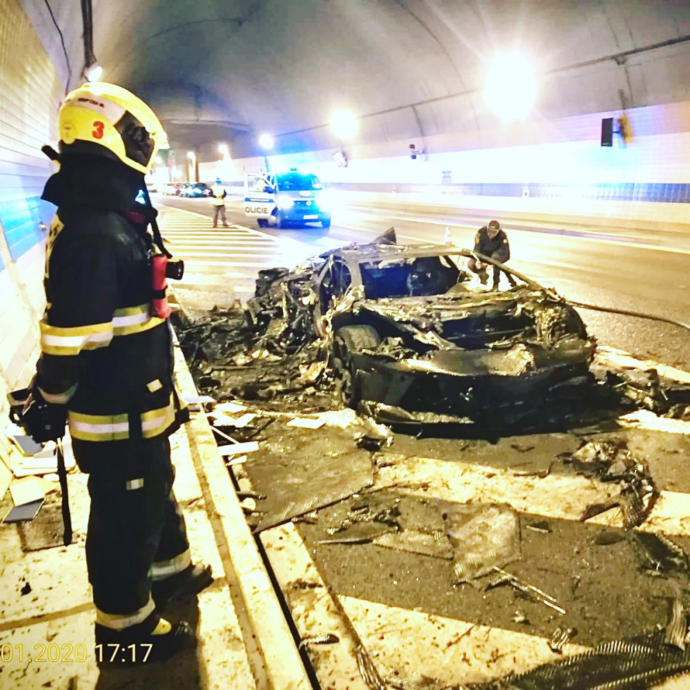 Chiếc siêu xe Lamborghini Aventador bị cháy trong hầm Chiếc siêu xe Lamborghini Aventador bị cháy trong hầm
