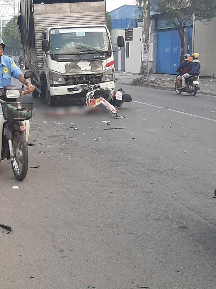 Hiện trường vụ tai nạn giữa chiếc xe m&aacute;y v&agrave; &ocirc; t&ocirc; tải