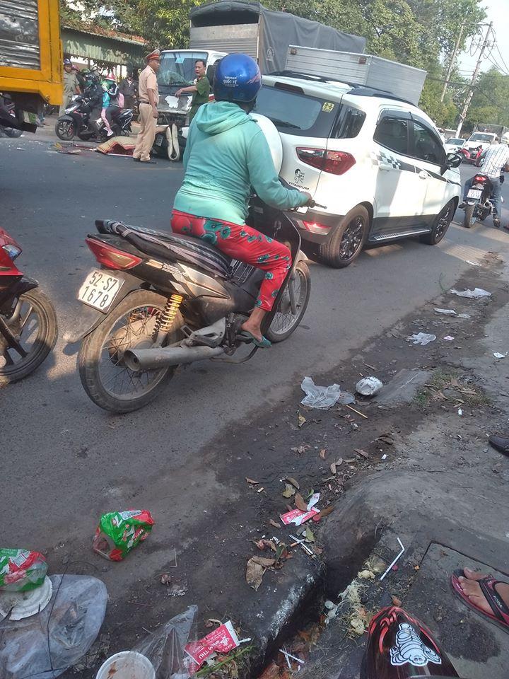 Lực lượng chức năng c&oacute; mặt tại hiện trường vụ tai nạn