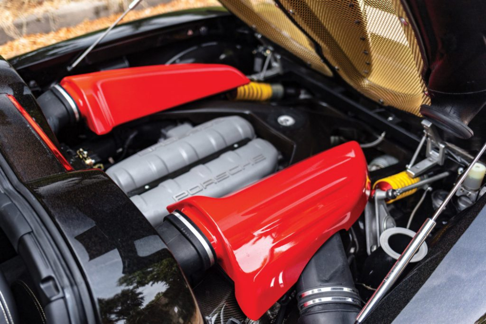 Trên siêu xe Mirage GT Gold Edition, Gemballa đã nâng cấp nhẹ động cơ bằng việc tinh chỉnh ECU, cải tiến hệ thống nạp, nâng cấp hệ thống ống xả cũng như trang bị cho xe bộ lọc khí thải mới. Với những nâng cấp này, động cơ của V10, dung tích 5.7 lít, hút khí tự nhiên của xe giờ đây sẽ tạo ra công suất tối đa lên đến 670 mã lực và mô-men xoắn cực đại 680 Nm, mạnh hơn đến 58 mã lực so với  Trên siêu xe Mirage GT Gold Edition, Gemballa đã nâng cấp nhẹ động cơ bằng việc tinh chỉnh ECU, cải tiến hệ thống nạp, nâng cấp hệ thống ống xả cũng như trang bị cho xe bộ lọc khí thải mới. Với những nâng cấp này, động cơ của V10, dung tích 5.7 lít, hút khí tự nhiên của xe giờ đây sẽ tạo ra công suất tối đa lên đến 670 mã lực và mô-men xoắn cực đại 680 Nm, mạnh hơn đến 58 mã lực so với nội công của Porsche Carrera GT.