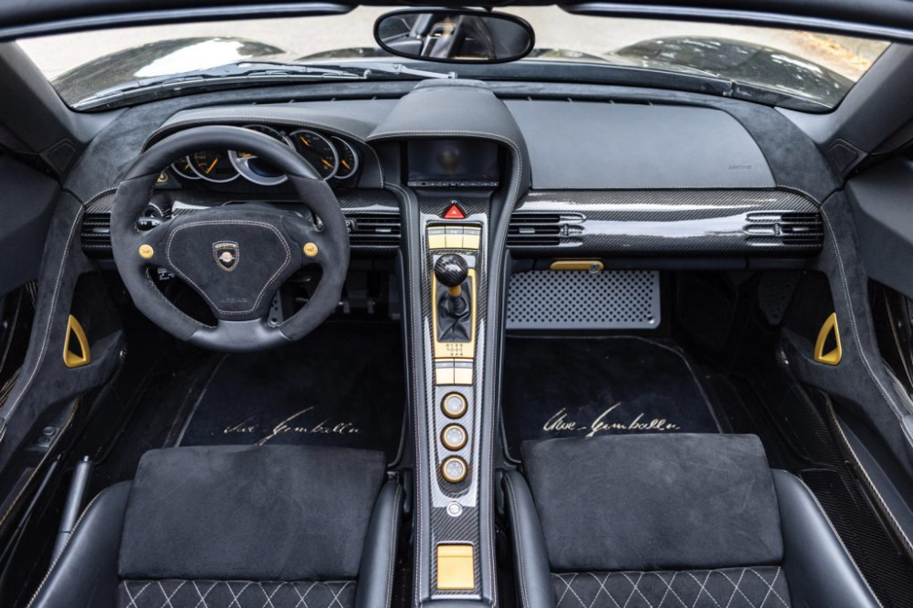 Bên trong khoang lái siêu xe Gemballa Mirage GT Gold Edition từng của Samuel Eto’o cũng được sử dụng chất liệu vàng ở một số chi tiết như bảng điều khiển trung tâm, ốp cửa và táp lô. Bên trong khoang lái siêu xe Gemballa Mirage GT Gold Edition từng của Samuel Eto’o cũng được sử dụng chất liệu vàng ở một số chi tiết như bảng điều khiển trung tâm, ốp cửa và táp lô.