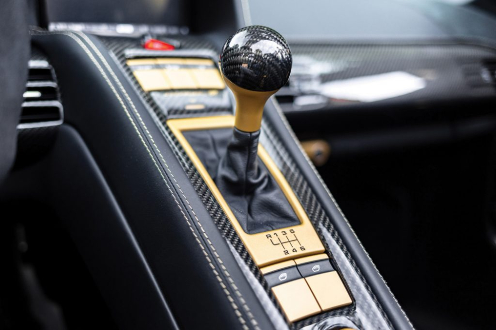 Xe sử dụng hộp số sàn 5 cấp. Hiện tại, chiếc siêu xe Gemballa Mirage GT Gold Edition đặc biệt này mới chỉ lăn bánh được khoảng 6.500 km, xe chỉ trải qua một đời chủ và được bán đấu giá vào tháng 2 tới đây. Xe sử dụng hộp số sàn 5 cấp. Hiện tại, chiếc siêu xe Gemballa Mirage GT Gold Edition đặc biệt này mới chỉ lăn bánh được khoảng 6.500 km, xe chỉ trải qua một đời chủ và được bán đấu giá vào tháng 2 tới đây.