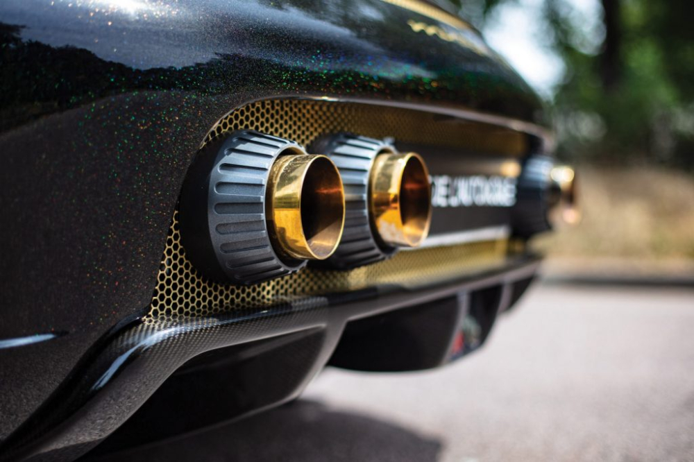 Bên cạnh nước sơn này, siêu xe Gemballa Mirage GT Gold Edition từng của Samuel Eto’o còn sở hữu nhiều chi tiết được dát vàng như ống xả, các lưới của xe cũng như logo và một số chi tiết ốp khác   Bên cạnh nước sơn này, siêu xe Gemballa Mirage GT Gold Edition từng của Samuel Eto’o còn sở hữu nhiều chi tiết được dát vàng như ống xả, các lưới của xe cũng như logo và một số chi tiết ốp khác