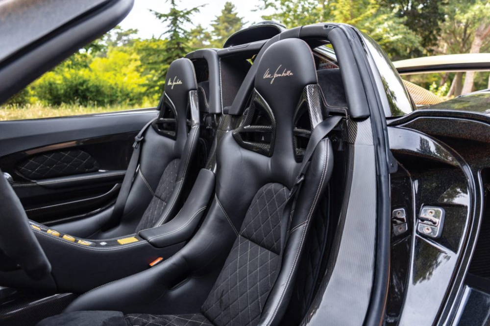 Ghế ngồi được bọc da lộn màu đen, kết hợp cùng những đường chỉ khâu tương phản màu vàng. Ghế ngồi được bọc da lộn màu đen, kết hợp cùng những đường chỉ khâu tương phản màu vàng.