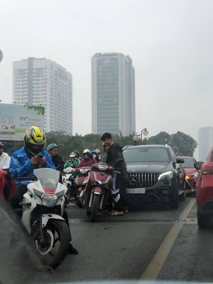 Vụ tai nạn đ&atilde; khiến cầu vượt Th&aacute;i H&agrave; bị &ugrave;n tắc giao th&ocirc;ng