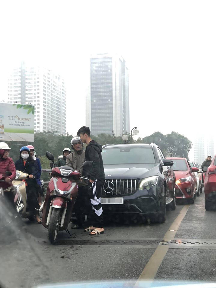 Hiện trường vụ tai nạn giữa chiếc Mercedes-Benz GLC v&agrave; Honda SH