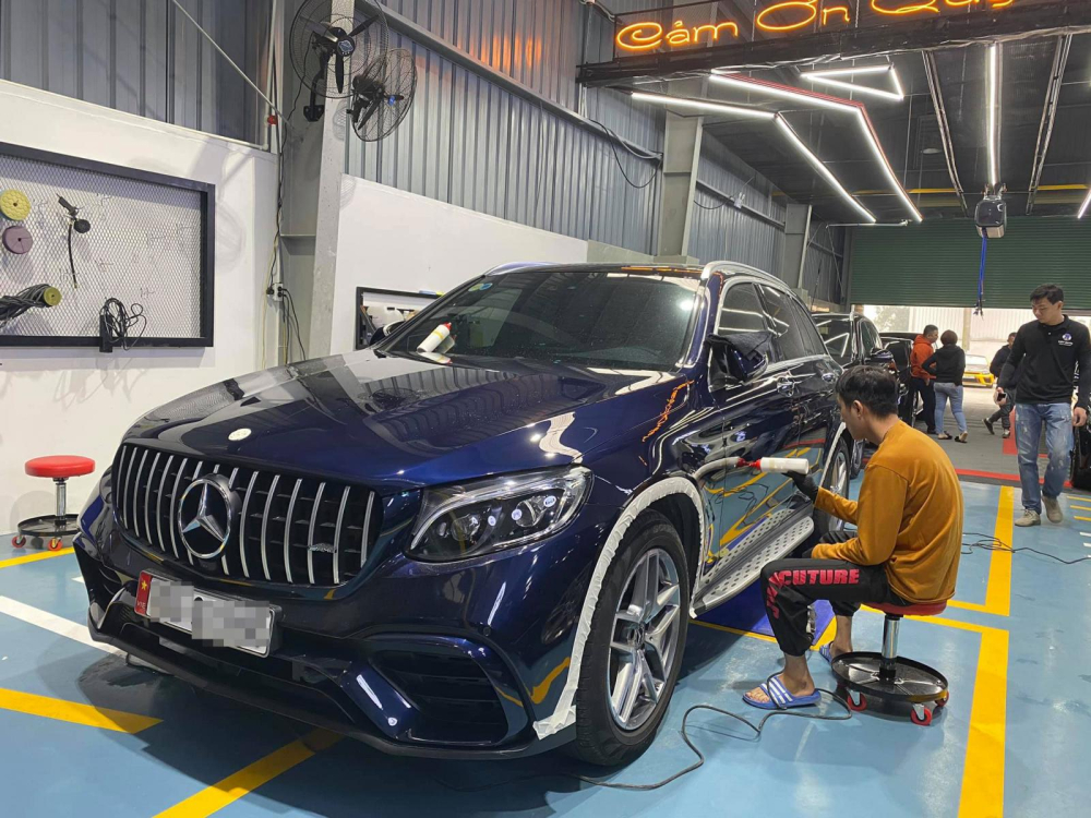 Chiếc Mercedes-Benz GLC 300 của Duy Mạnh được thay lưới tản nhiệt