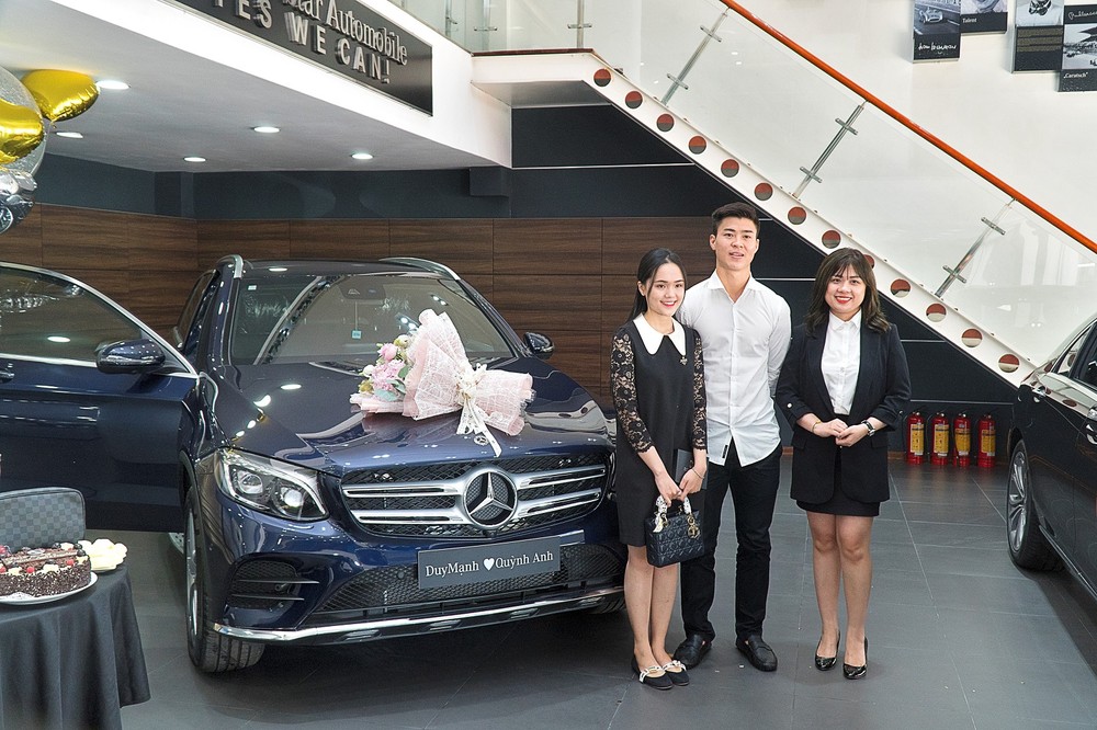 Vợ chồng Duy Mạnh tậu chiếc Mercedes-Benz GLC 300