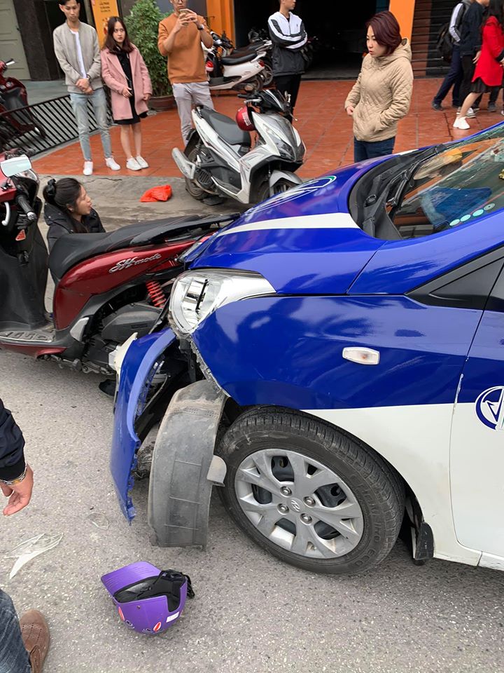 Cả chiếc Honda SH Mode v&agrave; taxi đều bị hư hỏng nặng sau vụ tai nạn
